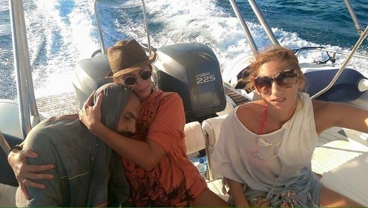 2.set.2015 - Em postagem em sua conta no Facebook, a internauta grega Sandra Tsiligeridu postou esta imagem abraçada a um imigrante sírio. Sandra escreveu que encontrou o imigrante quase inconsciente após 13 horas à deriva no mar