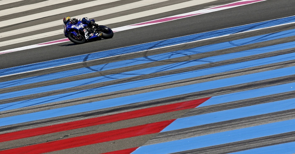 18.set.2015 - Piloto francês Arnaud Dejean em sua Yamaha toma a curva durante corrida s sessões de qualificação para o 79º Bol d'Or motorcycle endurance race no circuito de Paul Ricard, em Le Castellet, na França