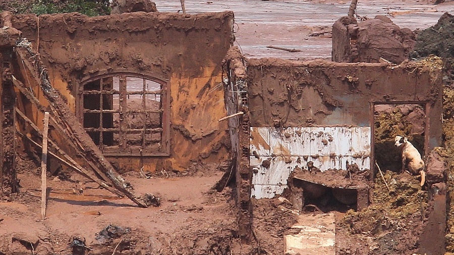 6.nov.2015 - O rompimento das barragens da mineradora Samarco Fundão, em Bento Rodrigues, subdistrito de Mariana (MG), causou forte enxurrada que atingiu casas vizinhas - Márcio Fernandes/Estadão Conteúdo