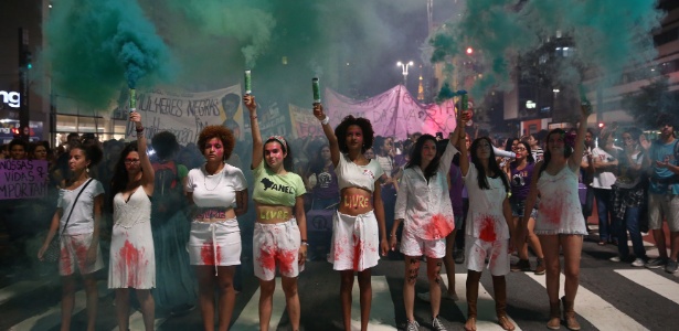 Mulheres usam pirotecnia em protesto na avenida Paulista a favor dos direitos feministas - como a liberação do aborto -- em 2016 - Eduardo Anizelli/Folhapress