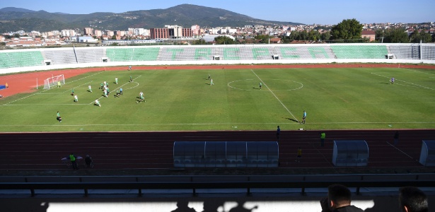 Estádio Olímpico Adem Jashari em Mitrovica, Kosovo, hoje utilizado pelo KF Trepca - James Hill/The New York Times