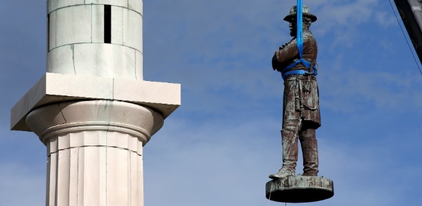 19.mai.2017 - Estátua do general Robert E. Lee, herói dos Confederados na Guerra Civil Americana, é retirado de monumento em Nova Orleans - REUTERS/Jonathan Bachman