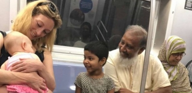 Menina muçulmana olha encantada para bebê no metrô dos Estados Unidos - Reprodução/Twitter