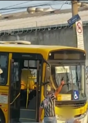PM obrigou motorista a ajoelhar, deu tiro para o alto e roubou dinheiro de ônibus - Reprodução/TV Globo