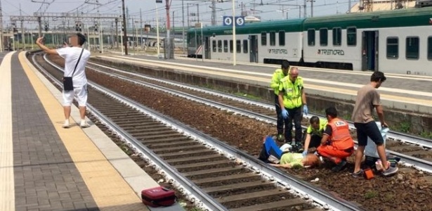 Homem tirou selfie enquanto mulher acidentada era atendida em estação de trem em Piacenza - Ansa/Giorgio Lambri/Quotidiano Liberta