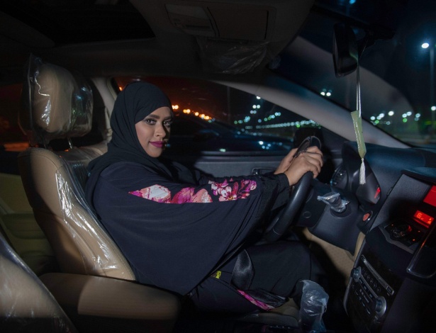 Sabika Al Dosari, apresentadora de televisão saudita, dirige pela fronteira entre Arábia Saudita e Bahrein logo após o fim da proibição de mulheres sauditas dirigirem carros na Arábia Saudita - AFP PHOTO / HUSSAIN RADWAN
