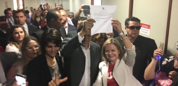Gleisi e Haddad registraram pedido de candidatura de Lula no TSE