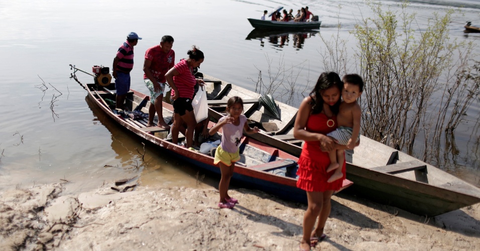 Eleitores se deslocam de barco para votar em São Sebastião do Cuieiras (AM)