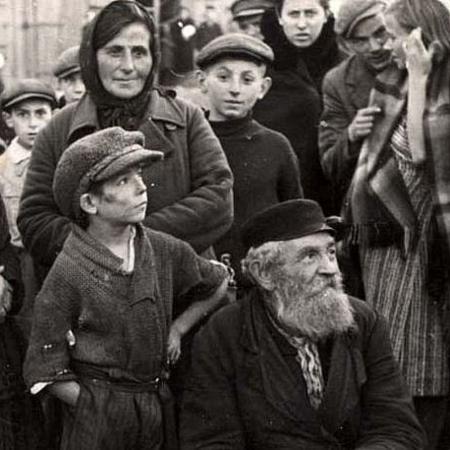 Moradores do bairro judeu em Chelmza, Polônia, país invadido por tropas nazistas em 1939 - Yed Vashem/BBC News Brasil