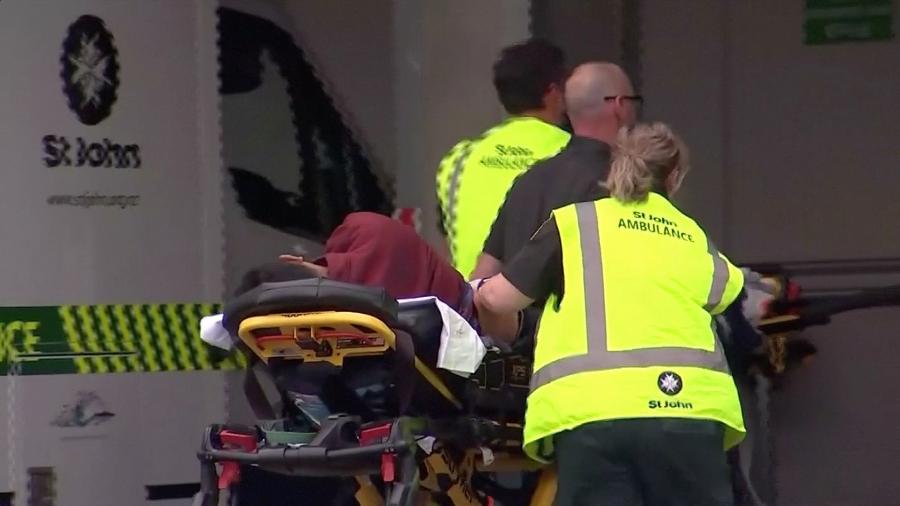 Serviço de emergência atende um dos feridos em ataques a tiros no centro de Christchurch, na Nova Zelândia - REUTERS TV