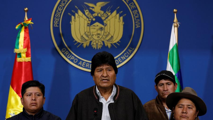10.nov.2019 - Evo Morales, ao centro, declarou que novas eleições serão realizadas na Bolívia - Carlos Garcia Rawlins/Reuters