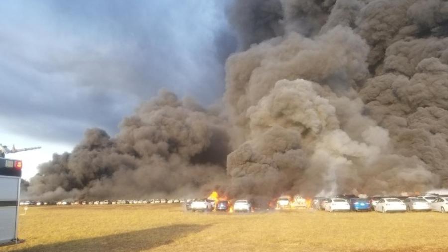 Incêndio atinge aeroporto e destrói cerca de 3.500 carros de aluguel na Flórida - Reprodução/Twitter/@FFS_cafc