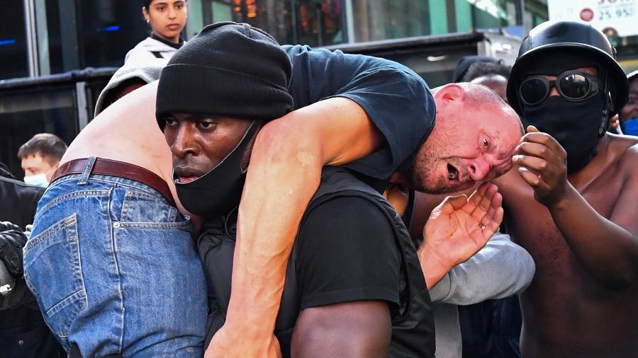 13.jun.2020 - Manifestante carrega homem ferido em protesto do Black Lives Matter em Londres, na Inglaterra - Dylan Martinez/Reuters