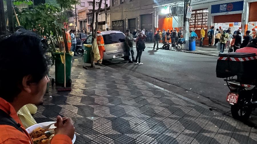 Homem janta marmita distribuída gratuitamente a moradores de rua no restaurante Bom Prato no centro de São Paulo; medida foi revogada em 30 de setembro pelo Governo de SP - Marcelo Oliveira/UOL