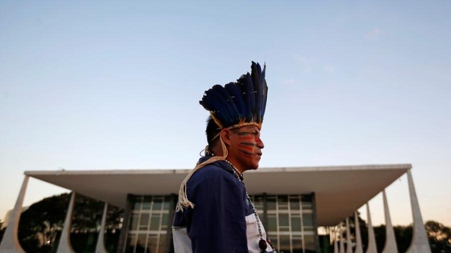 Indígena do povo guarani kaiowa em frente ao prédio do STF, em foto de arquivo - REUTERS/Adriano Machado