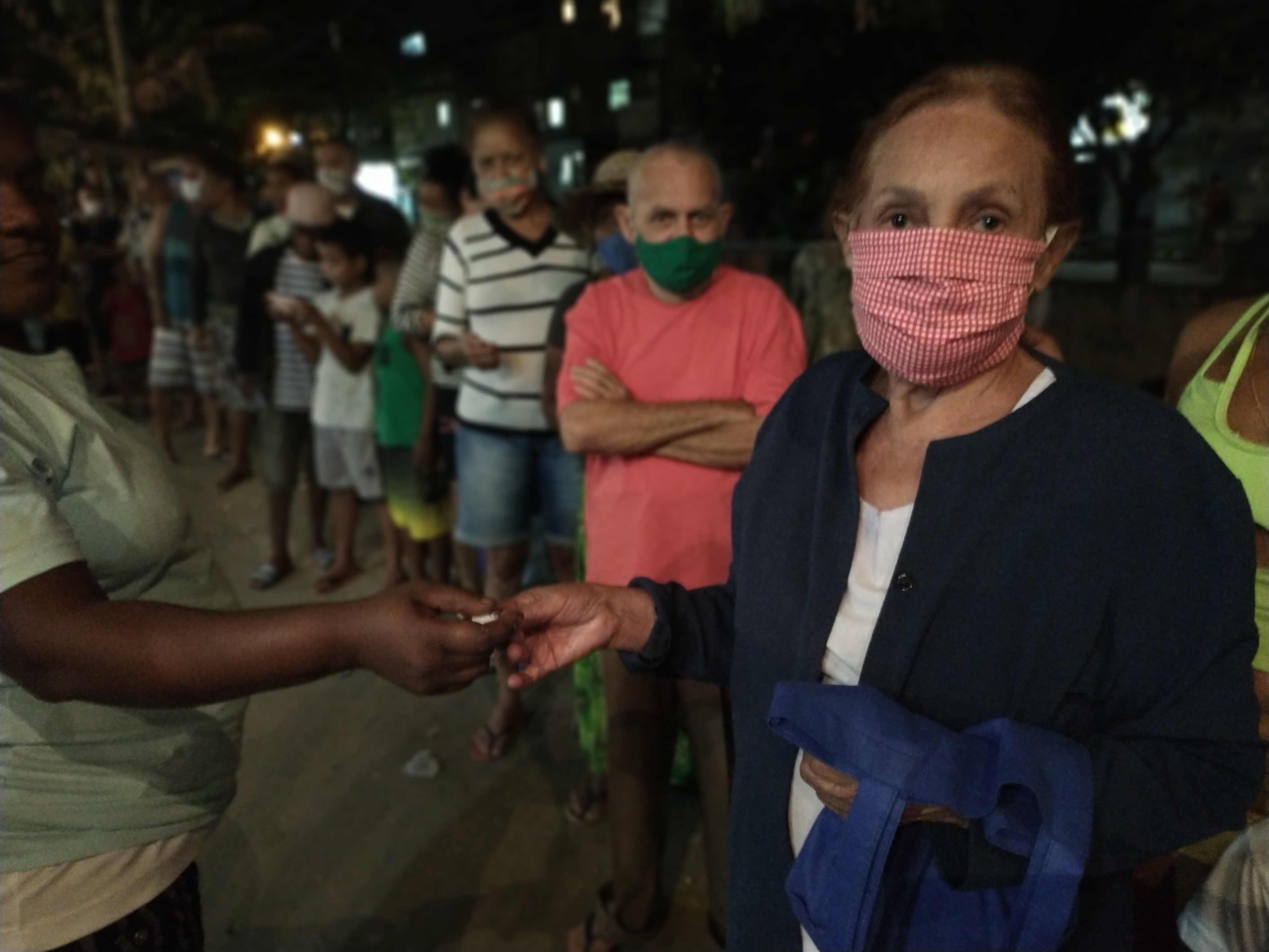Moradores do Rio e de SP sem renda sobrevivem de doação de 'quentinhas' durante pandemia