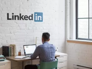 Sem aviso, LinkedIn usa dados de usuários para treinar IA: 'nebuloso'