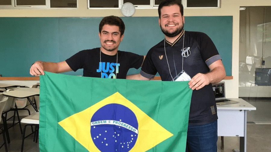 Gabriel e Francisco durante a IMO, em setembro; ambos desenvolveram o gosto pela matemática ao se preparar para competições olímpicas - Divulgação/IMPA via BBC