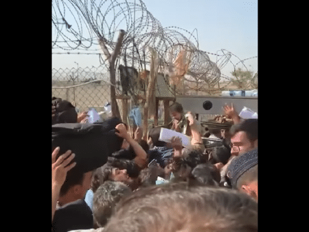 Bebê sendo passado em frente ao muro do aeroporto de Cabul, no Afeganistão - Reprodução/Instagram