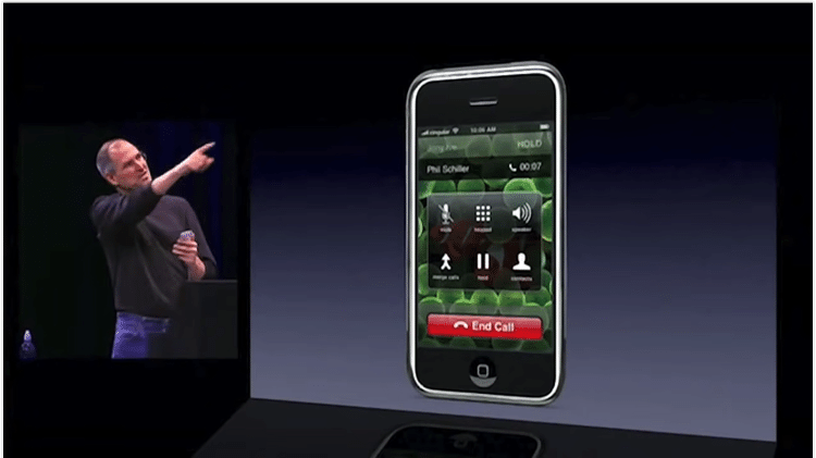 Steve Jobs presenting the first iPhone in 2007 - Reproduction - Reproduction