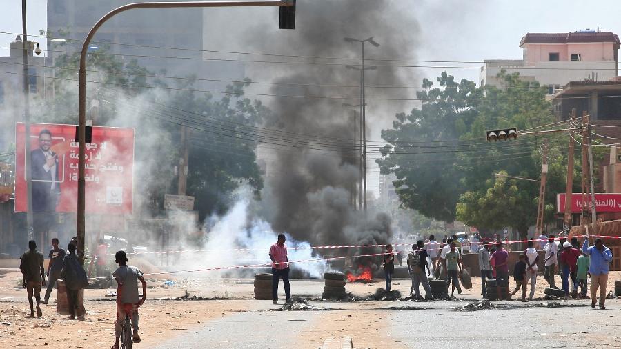 26.out.21 - Manifestantes erguem bloqueios de estradas na capital Cartumpara denunciar um golpe militar que anulou a transição para o regime civil - AFP