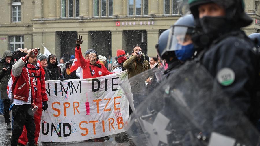 Protesto contra passaporte sanitário da covid-19 em Berna, na Suíça - Fabrice Coffrini/AFP