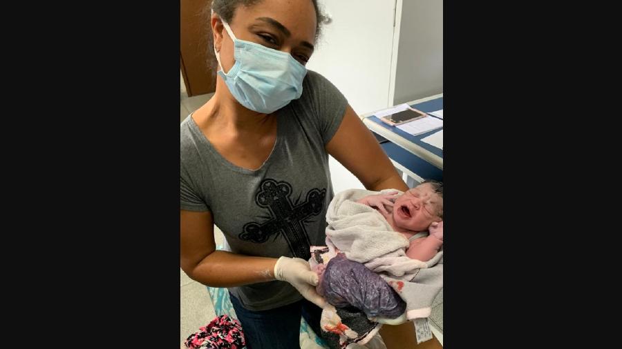 A enfermeira Tatiane Jardim Costa auxiliou no parto da pequena Ana Alice - Divulgação/Prefeitura de Petrópolis
