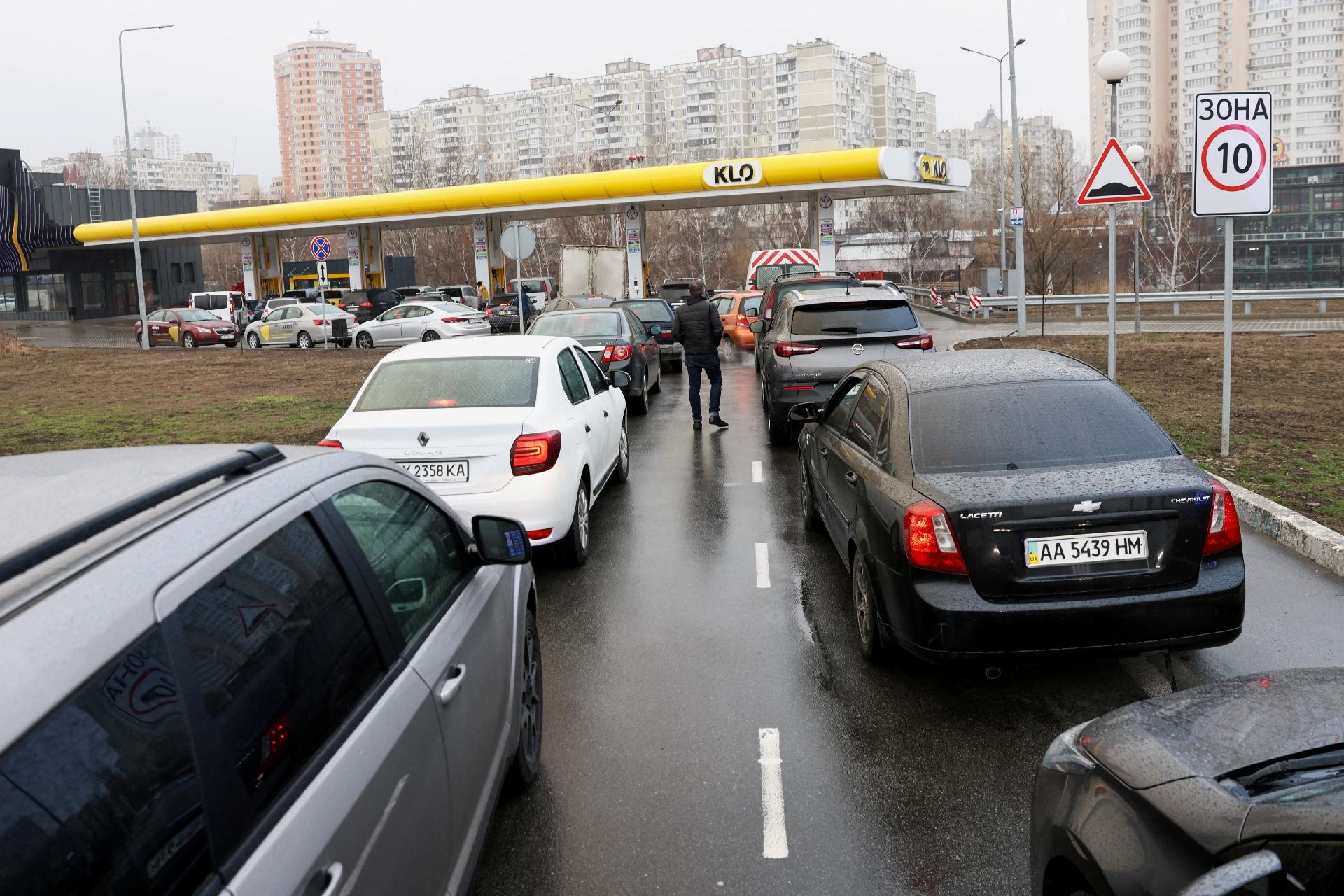 24.fev.2022 - Carros fazem fila em um posto de gasolina em Kiev, na Ucrânia, depois que o presidente russo Vladimir Putin autorizou uma operação militar no leste do país - Umit Bektas/Reuters
