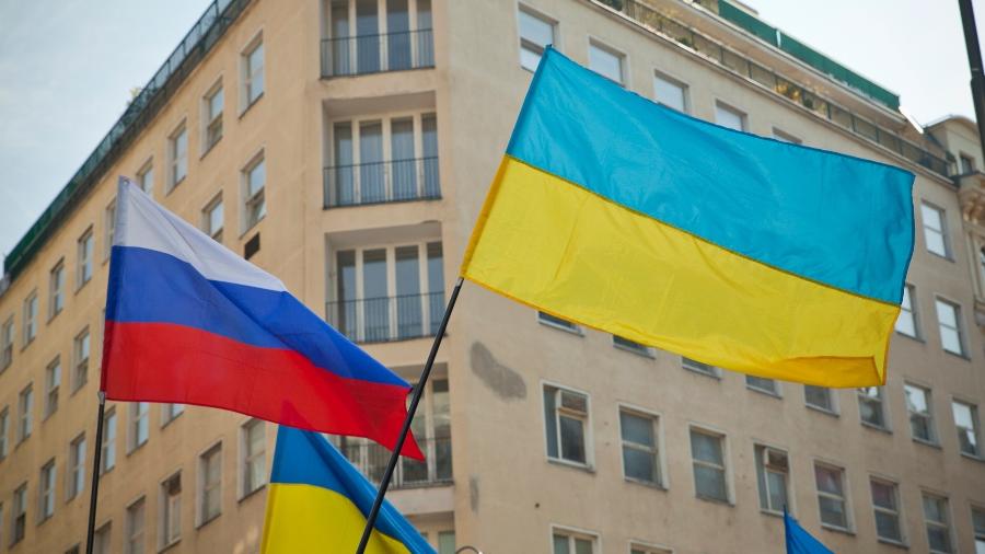 Bandeira da Rússia (esq.) e da Ucrânia (dir.) durante protestos em 2014 pela anexação da Crimeia pela Rússia - Getty Images