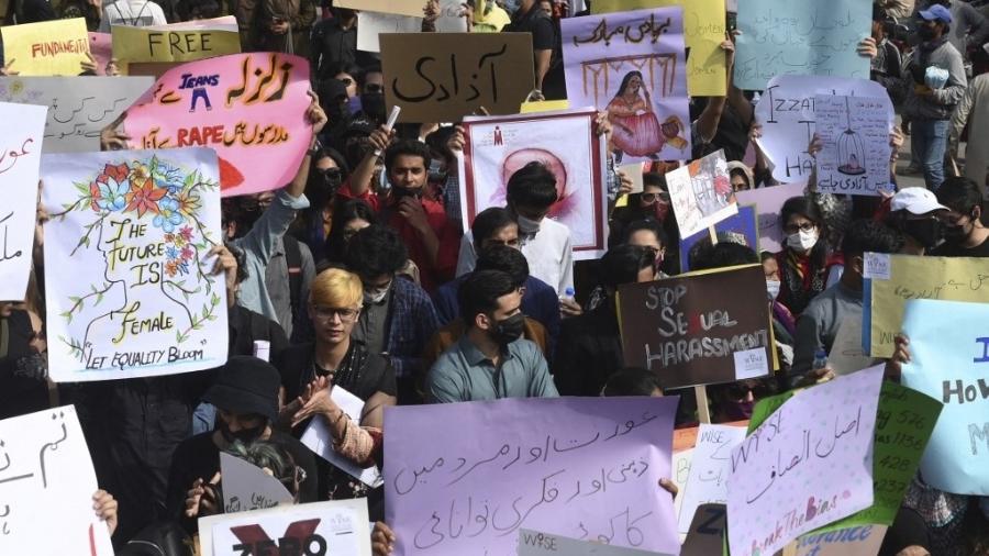 Ativistas seguram cartazes durante uma manifestação para marcar o Dia Internacional da Mulher no Paquistão; no país, ter um menino é muitas vezes visto como um bom presságio  - Arif ALI / AFP