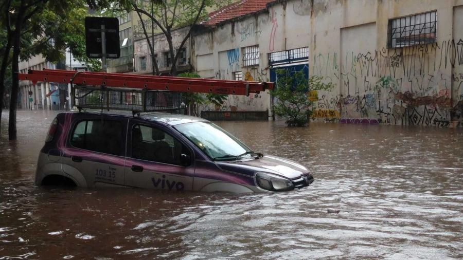Água chegou na metade da altura de carro na rua Ana Cintra, centro de São Paulo - Luciana Quierati/UOL