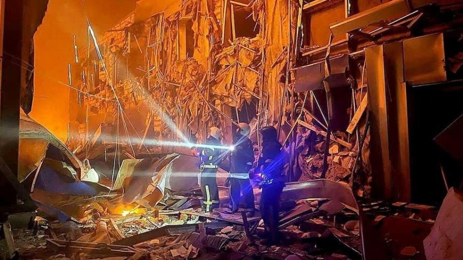 10.mai.2022 - Bombeiros fazem varredura em local atingido por ataque em Odessa, no sul da Ucrânia - Reprodução/Facebook/MNS.GOV.UA