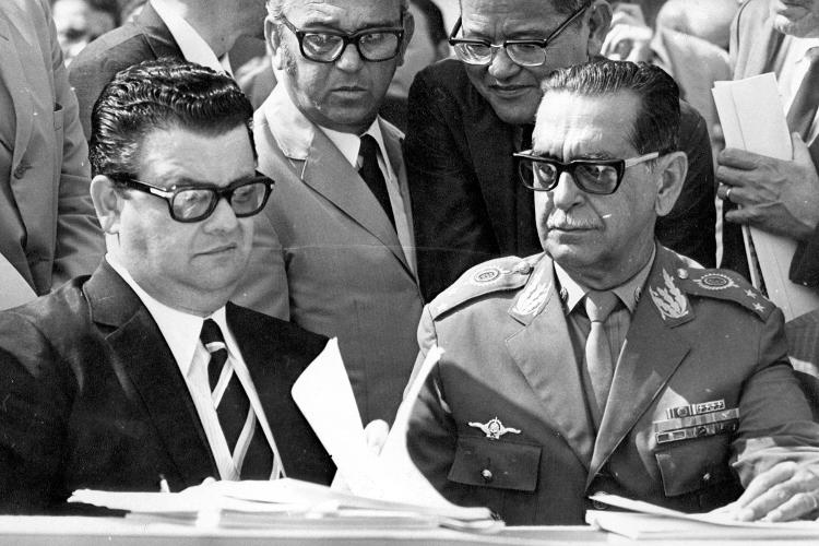 Delfim Netto, ministro da Fazenda (1967 a 1974) e do Planejamento (1979 a 1985), considerado o "pai" do "milagre econômico" do lado do general Augusto José Presgrave (II Exército)