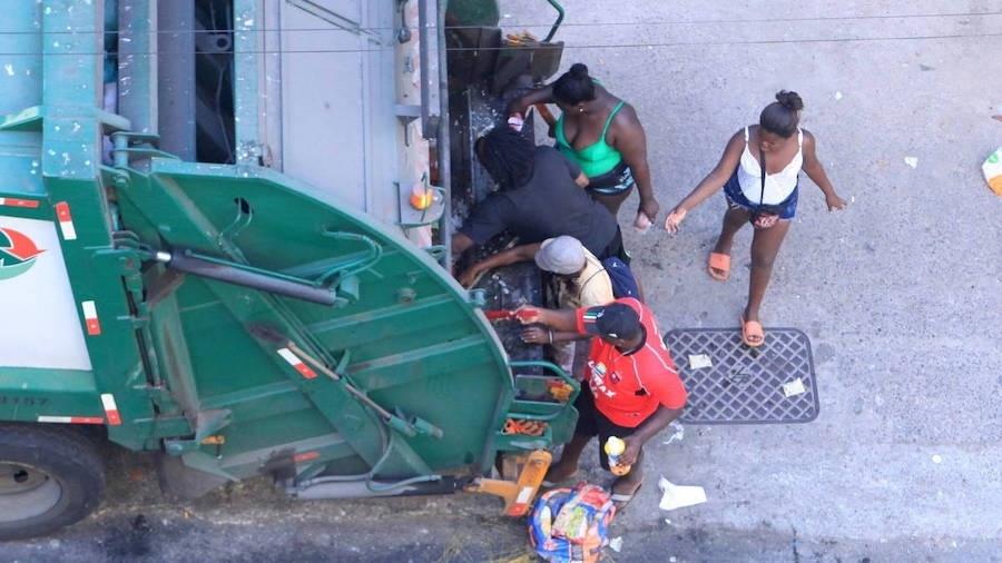 Pessoas são flagradas recolhendo alimentos de caminhão de lixo na região central do Rio - Onofre Veras/TheNews2/Agência O Globo
