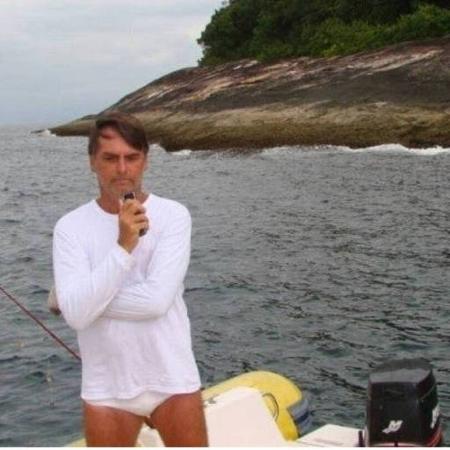 Foto feita por agente ambiental do então deputado Bolsonaro pescando na Estação Ecológica de Tamoios em janeiro de 2012 - Divulgação