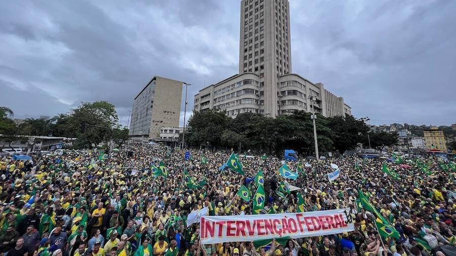 Manifestantes a favor do presidente Jair Bolsonaro na praça Duque de Caxias, no centro do Rio de Janeiro - Eduardo Anizelli/Folhapress
