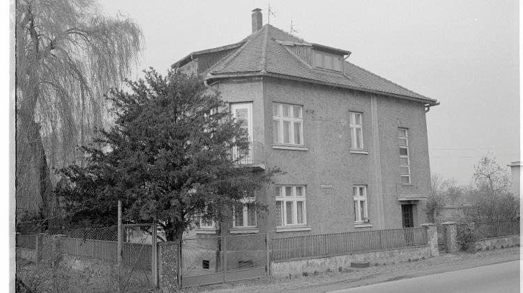 A casa de Rudolf Höss, em Oswiecim, na Polônia, ao lado de campos de Auschwitz; em foto de 1988