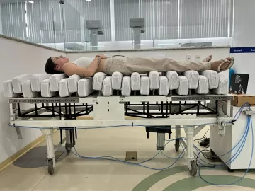 Jovens criam colchão 'mutante' para salvar paciente acamado de lesões