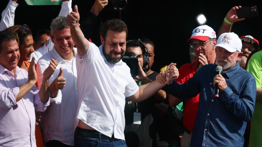 Boulos e Lula durante ato das centrais sindicais em São Paulo; presidente pediu votos para o pré-candidato à prefeitura da capital