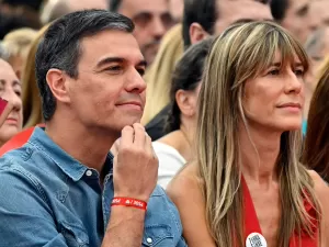 Premiê espanhol defende esposa após ataques da oposição e de Milei