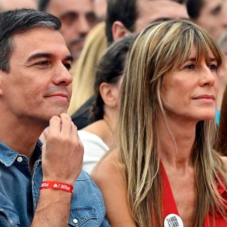 Pedro Sánchez e a esposa, Begoña Gómez, em foto de julho de 2023, durante comício na região de Madri