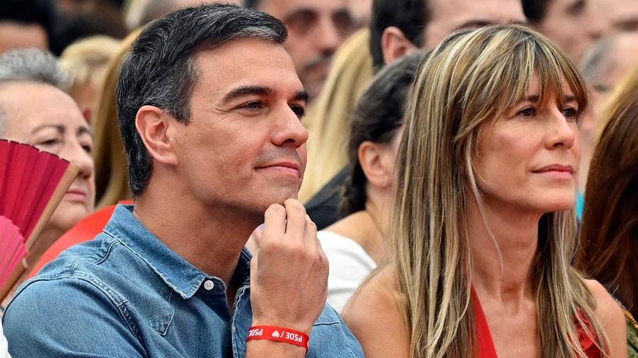 Pedro Sanchez e a esposa, Begona Gomez, em foto de julho de 2023, durante comício na região de Madri