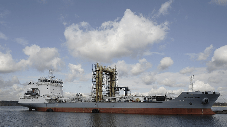 O petroleiro russo Akademik Pashin