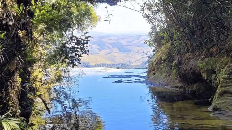 Janela do Céu é um dos atrativos do parque do Ibitipoca (MG)