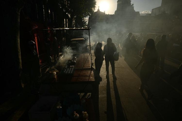 Pessoas andam nas ruas durante o eclipse em Buenos Aires