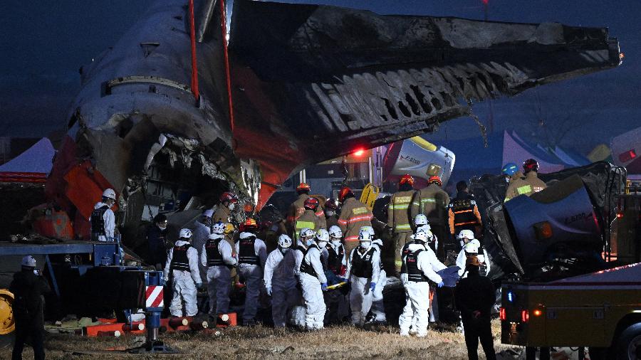 Boeing 737-800 colidiu contra um muro no domingo (29) - Jung Yeon-Je/AFP