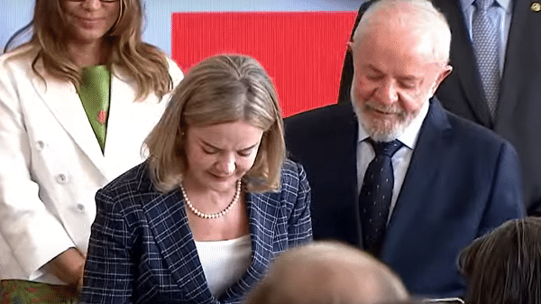 Gleisi Hoffmann assina termo de posse como ministra do governo Lula