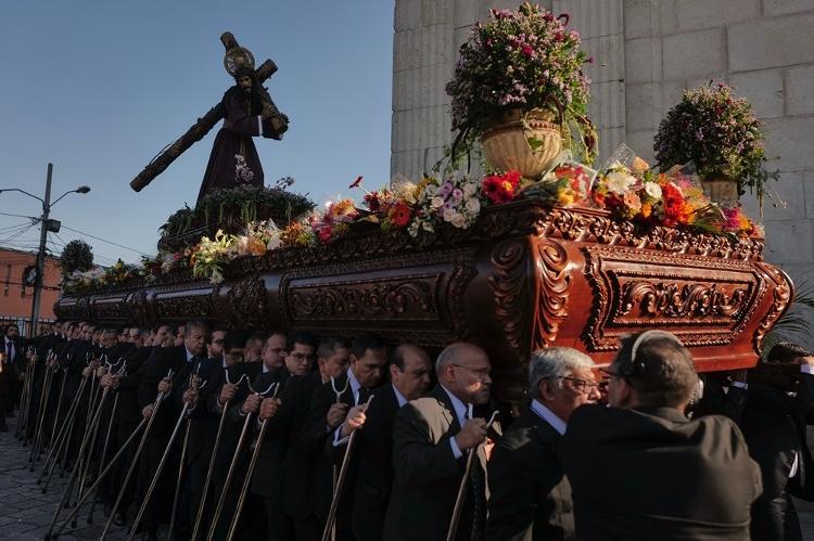 Católicos carregam imagem de Jesus Cristo em procissão durante a Semana Santa na Guatemala Católicos carregam imagem de Jesus Cristo em procissão durante a Semana Santa na Guatemala