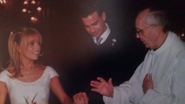Papa Francisco, quando ainda padre, celebrando o casamento de Juan Fernández Papa Francisco, quando ainda padre, celebrando o casamento de Juan Fernández