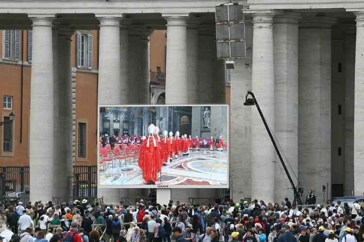 Multidão acompanha missa que abre trabalhos do conclave para escolha de novo papa Multidão acompanha missa que abre trabalhos do conclave para escolha de novo papa